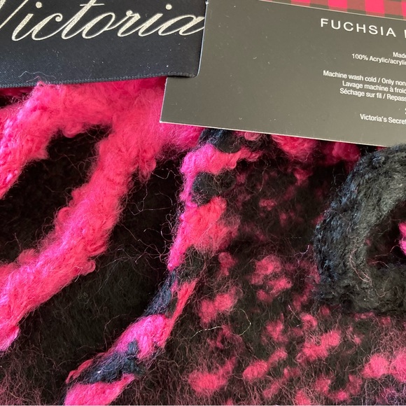 Victoria’s Secret Winter Angel Collection Fuchsia Buffalo Check Scarf - NWT - Picture 5 of 6